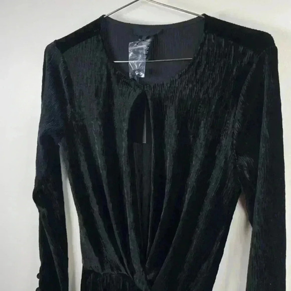 h:ours Black Velvet Deep V Neckline Long Sleeve Mini Dress - Picture 3 of 8